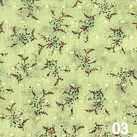 Tissu plumetis en voile jacquard vert clair de Longan Craft France, présentant un fond subtilement texturé avec de petites branches brunes et des feuilles vertes. Idéal pour robes d'été. Tissu voile jacquard au mètre, motif floral "03" en blanc en bas à droite.