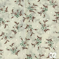 Tissu voile jacquard plumetis floral au mètre de Longan Craft France : un voile de coton gris clair avec de petites branches brunes, des feuilles vertes et des points blancs - parfait pour les robes d'été. La mention "02" apparaît en blanc en bas à droite.
