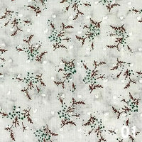 Le Tissu voile jacquard plumetis floral au mètre de Longan Craft France est un voile de coton blanc avec de petites branches brunes, des feuilles vertes et des taches gris clair/blanc, un imprimé floral délicat idéal pour la couture et l'artisanat. La mention "01" figure dans le coin inférieur droit.
