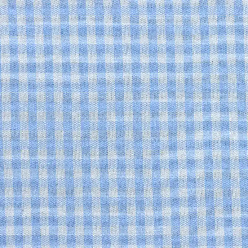 Tissu popeline vichy léger 100 % coton de Longan Craft France, à petits carreaux bleu clair et blanc. Idéal pour chemises, robes ou nappes d'été grâce à sa texture lisse et son motif quadrillé régulier.