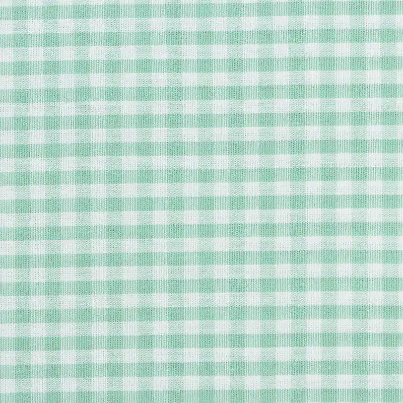 Gros plan sur le Tissu popeline vichy au mètre de Longan Craft France, un tissu 100 % coton popeline 40S vert clair et blanc à petits carreaux, parfait pour les chemises, les robes ou les nappes.