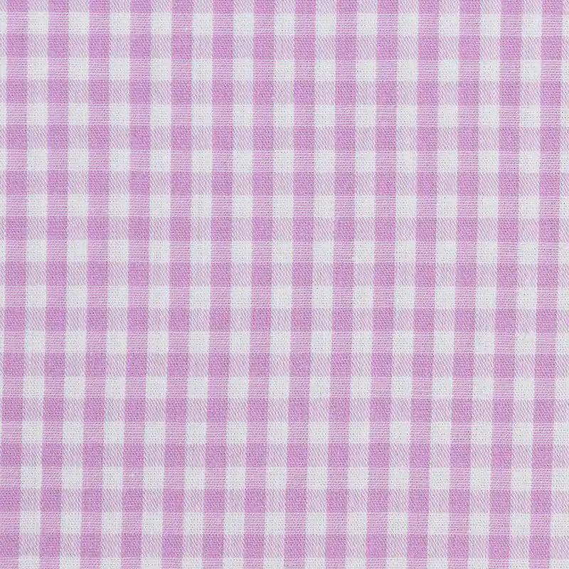 Gros plan sur le tissu popeline vichy au mètre de Longan Craft France, une popeline légère 40S à carreaux rose et blanc 100% coton, parfaite pour chemises, robes ou nappes d'été.