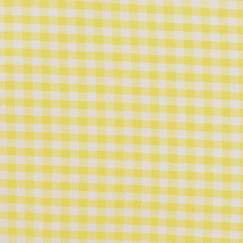 Tissu popeline vichy au mètre Longan Craft France : Popeline légère 40S à carreaux 100 % coton, idéale pour chemises, robes et nappes. Motif petits carreaux jaune et blanc pour un look estival classique et frais.