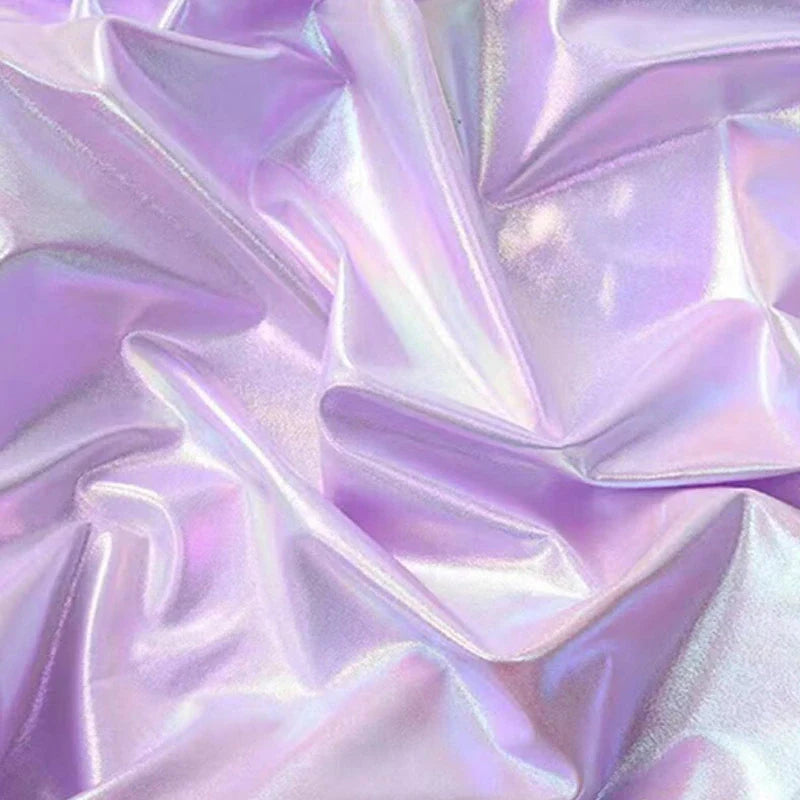 Gros plan sur le Lamé irisé au mètre de Longan Craft France, un tissu de polyester lamé à coudre brillant, violet et rose pastel, avec un effet chatoyant, idéal pour les costumes de scène et les spectacles.