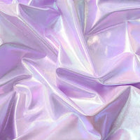 Gros plan sur le Lamé irisé au mètre de Longan Craft France, un tissu de polyester lamé à coudre brillant, violet et rose pastel, avec un effet chatoyant, idéal pour les costumes de scène et les spectacles.