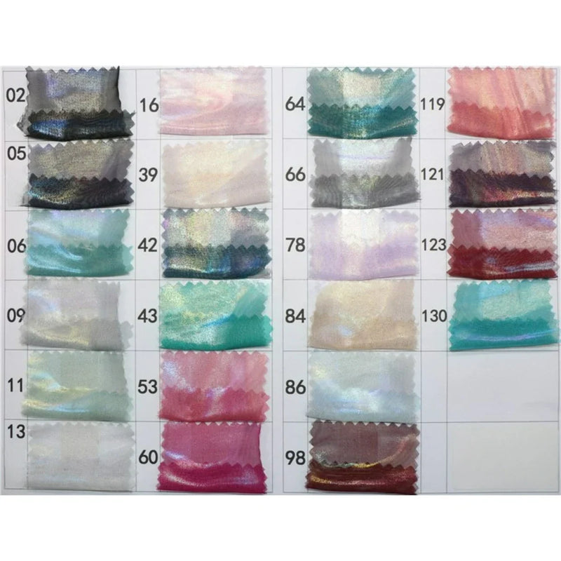 Un nuancier 5x4 de 20 échantillons rectangulaires de Mousseline irisée au mètre de Longan Craft France, chacun numéroté et présentant différentes teintes chatoyantes de tissu DIY en polyester métallisé.