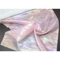 Une feuille de Mousseline irisée au mètre de Longan Craft France brille de reflets métalliques et arc-en-ciel. Cette mousseline en tissu de polyester est parfaite pour les projets de bricolage nécessitant une beauté pure et irisée.