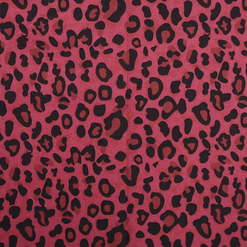 Flanelle de coton léopard au mètre Longon Craft France : tissu flanelle audacieux rose à motif léopard noir, parfait pour robes, blouses et chemises d'hiver.