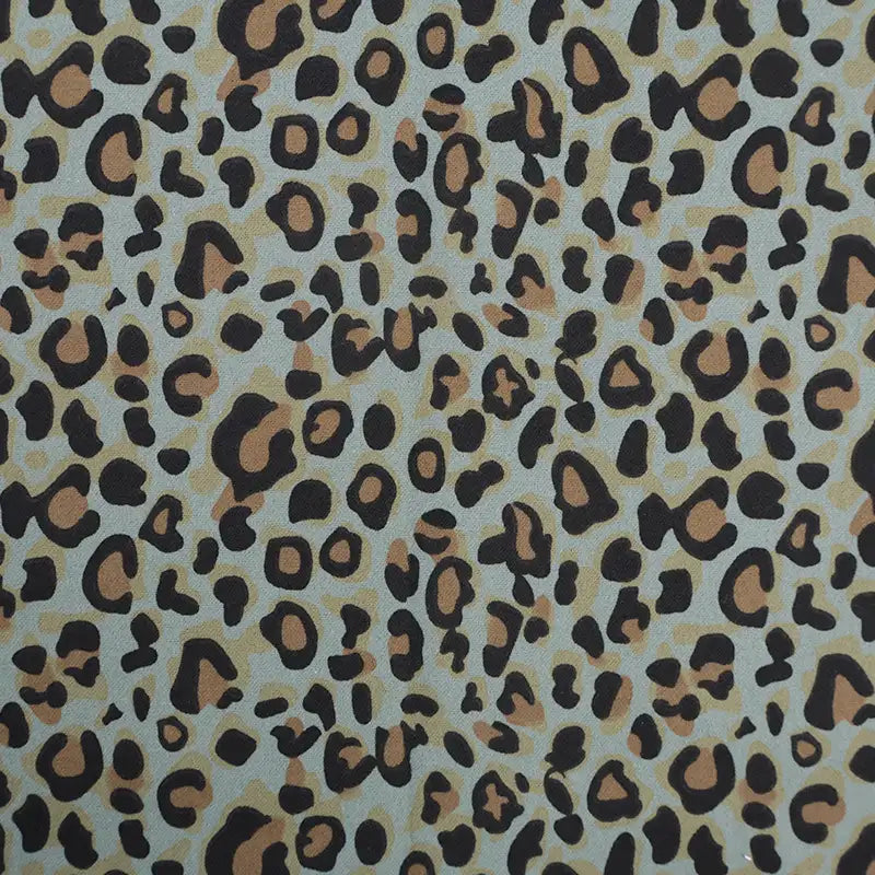 Admirez la Flanelle de coton léopard au mètre de Longon Craft France : un tissu flanelle doux à motifs noirs et bruns sur beige, idéal pour robes, blouses et chemises hivernales.