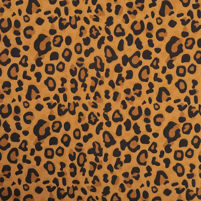 Gros plan sur la Flanelle de coton léopard au mètre de Longon Craft France : tissu flanelle audacieux et confortable, parfait pour robes, blouses et chemises avec motif animalier noir sur fond doré-brun.