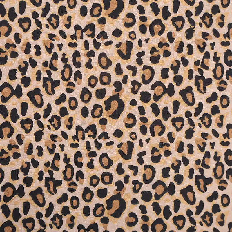 Découvrez Flanelle de coton léopard au mètre de Longon Craft France : un tissu flanelle audacieux avec motif léopard noir et brun sur fond beige, idéal pour robes, blouses ou chemises confortables en hiver.