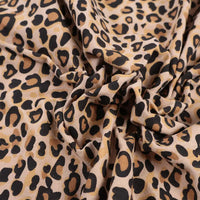 Flanelle de coton léopard au mètre Longon Craft France : tissu flanelle audacieux et confortable, idéal pour robes, blouses ou chemises d'hiver avec motif léopard noir et brun sur fond beige.