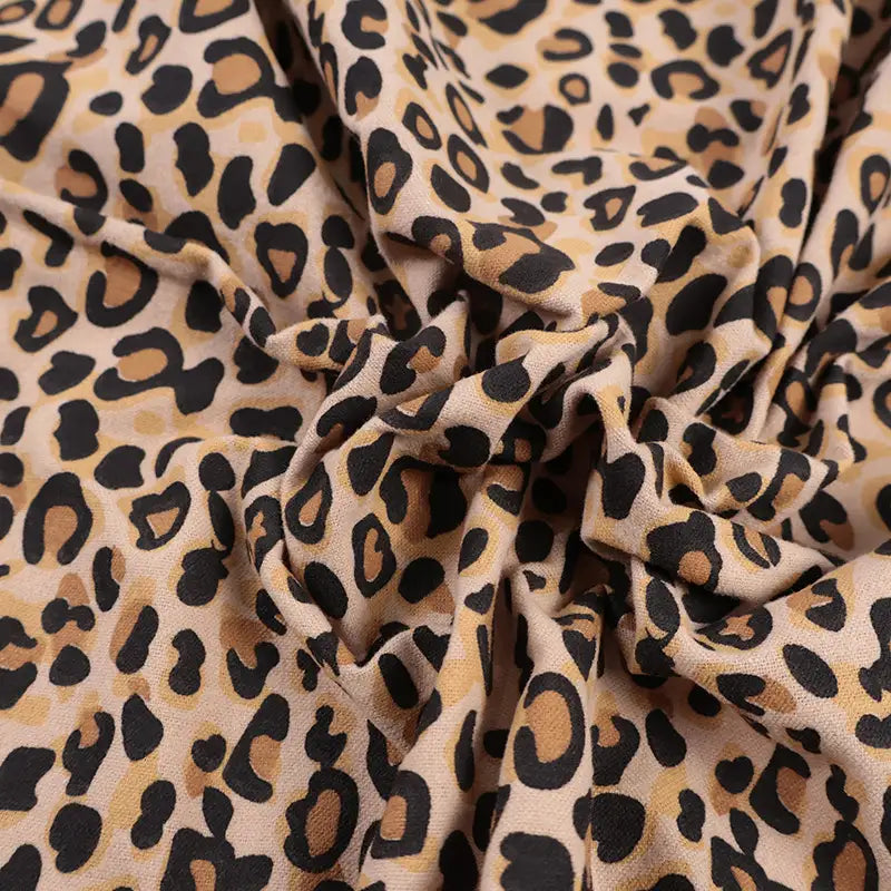 Flanelle de coton léopard au mètre Longon Craft France : tissu flanelle audacieux et confortable, idéal pour robes, blouses ou chemises d'hiver avec motif léopard noir et brun sur fond beige.