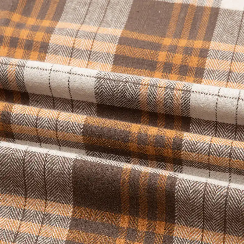 Découvrez de près la flanelle de coton à carreaux signée Longon Craft France : tissu doux aux tons bruns, beiges et orangés, idéal au mètre pour coudre chemises, robes ou pantalons confortables pour l'automne ou l'hiver.