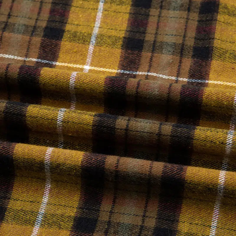 Découvrez la Flanelle de coton à carreaux au mètre de Longon Craft France : tissu doux jaune et brun à motif plaid, parfait pour des chemises, robes ou pantalons confortables d'automne et d'hiver.