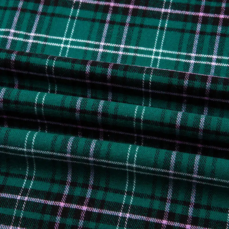 La Flanelle de coton à carreaux au mètre de Longon Craft France, en vert et noir avec fines rayures blanches et violettes, est une matière douce idéale pour chemises, robes ou pantalons confortables d'automne ou d'hiver.