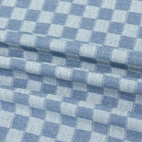 Gros plan sur la Flanelle de coton à carreaux au mètre de Longon Craft France, une douce étoffe tissée bleue et blanche idéale pour les chemises, les robes et les pantalons d'automne, avec une texture douillette parfaite pour des vêtements d'hiver confortables.