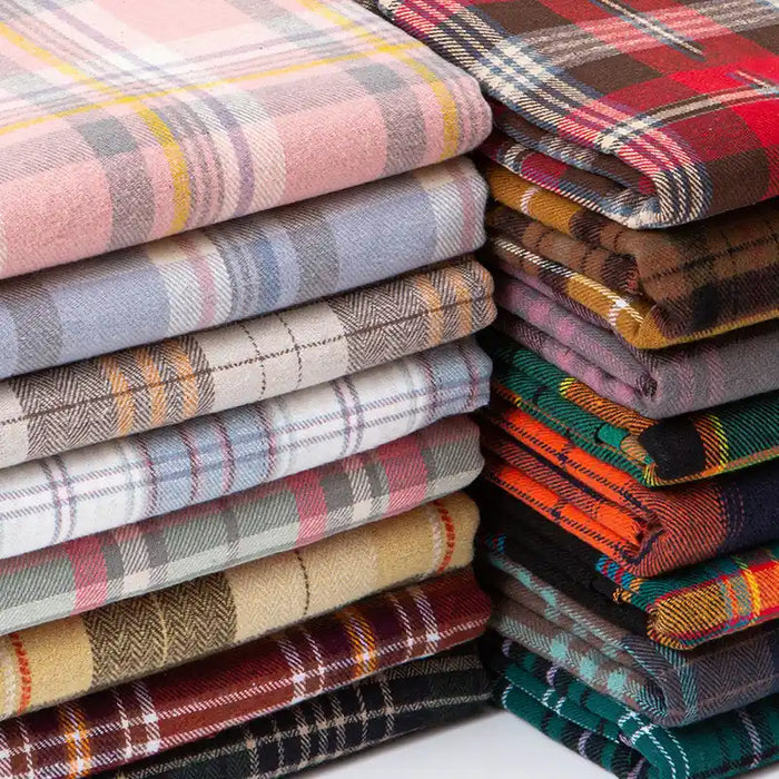 Les piles de Flanelle de coton à carreaux au mètre de Longon Craft France présentent des couleurs variées telles que le rose, le gris, le beige, le rouge, le vert, le bleu et le marron - un tissu flanelle parfait pour les chemises, les robes et les pantalons d'automne.