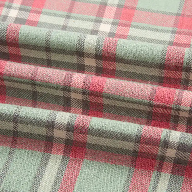 Longon Craft France Flanelle de coton à carreaux au mètre : tissu doux et confortable, idéal pour l'automne, avec rayures rouges, vertes, noires et blanches-parfait pour chemises, robes ou pantalons cousus main.