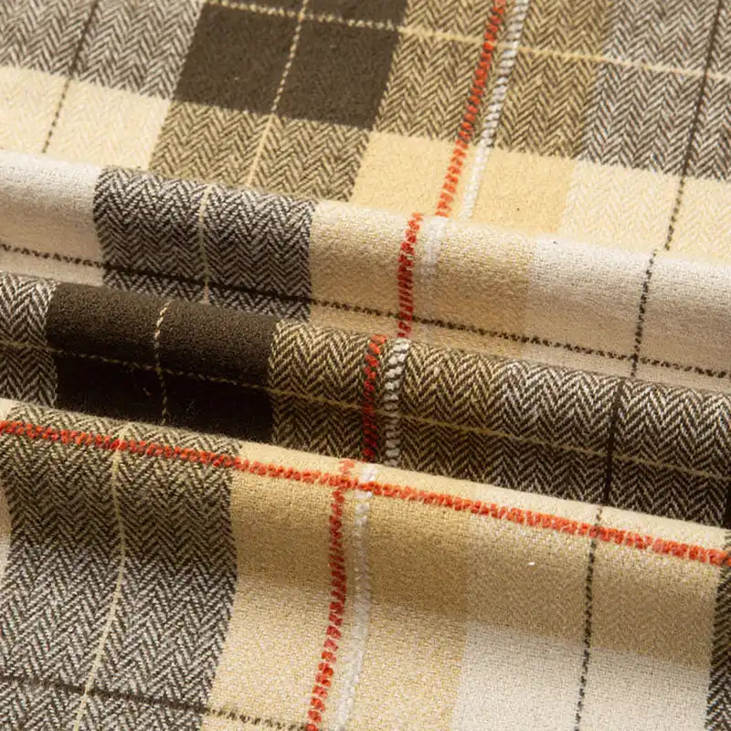 Gros plan sur la flanelle de coton à carreaux au mètre de Longon Craft France, montrant un motif plaid beige, crème, brun et sable avec des lignes rouges fines-idéal pour vêtements d'automne et hiver comme chemises, robes ou pantalons.