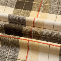 Gros plan sur la flanelle de coton à carreaux au mètre de Longon Craft France, montrant un motif plaid beige, crème, brun et sable avec des lignes rouges fines-idéal pour vêtements d'automne et hiver comme chemises, robes ou pantalons.