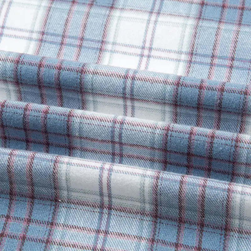 Gros plan sur la Flanelle de coton à carreaux de Longon Craft France, montrant un tissu doux et confortable idéal pour l'automne, parfait pour coudre chemises, robes ou pantalons cocooning.
