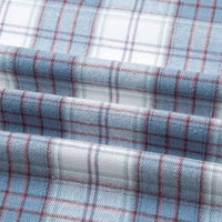 Gros plan sur la Flanelle de coton à carreaux de Longon Craft France, montrant un tissu doux et confortable idéal pour l'automne, parfait pour coudre chemises, robes ou pantalons cocooning.