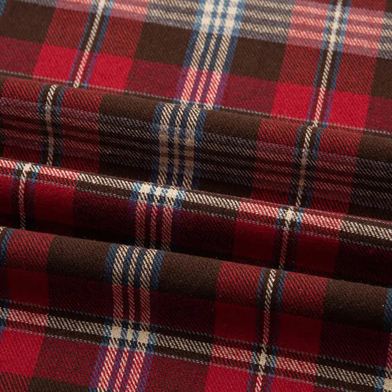 La flanelle de coton à carreaux Longon Craft France, douce et confortable, présente un motif rouge, noir, blanc et bleu idéal pour l'automne. Parfaite au mètre pour chemises, robes ou pantalons d'hiver.