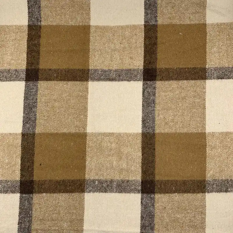 Gros plan sur le tissu en flanelle à carreaux pour l'automne de Longon Craft France, un mélange polyester-coton confortable aux grands motifs beige, marron et crème-idéal pour robes, chemises et autres vêtements d'hiver.