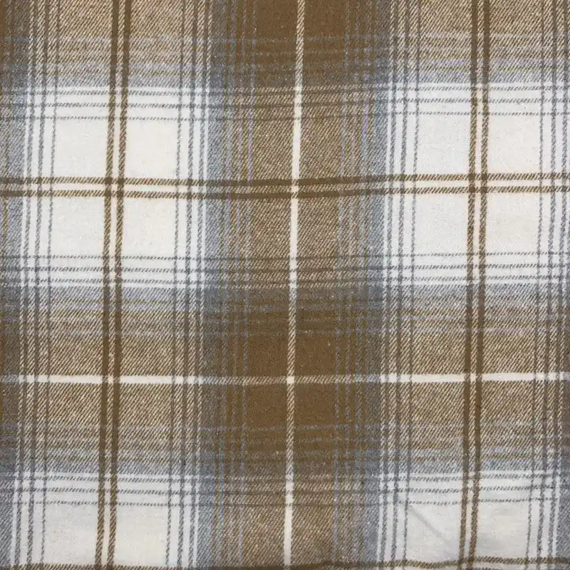 Gros plan sur le tissu en flanelle à carreaux pour l'automne au mètre de Longon Craft France, un mélange polyester-coton doux et confortable, idéal pour robes, chemises et couture de vêtements d'hiver.