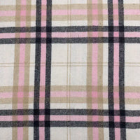 Gros plan sur Tissu en flanelle à carreaux pour l'automne de Longon Craft France, un polyester-coton doux aux motifs noirs, roses et beiges sur fond clair-parfait pour des robes et chemises confortables et élégantes.