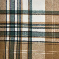 Gros plan sur le tissu en flanelle à carreaux pour l'automne de Longon Craft France, un mélange de polyester et de coton vendu au mètre. Avec ses carreaux classiques en beige, vert et blanc, ce tissu doux est idéal pour les peignoirs, les chemises et la couture d'hiver.