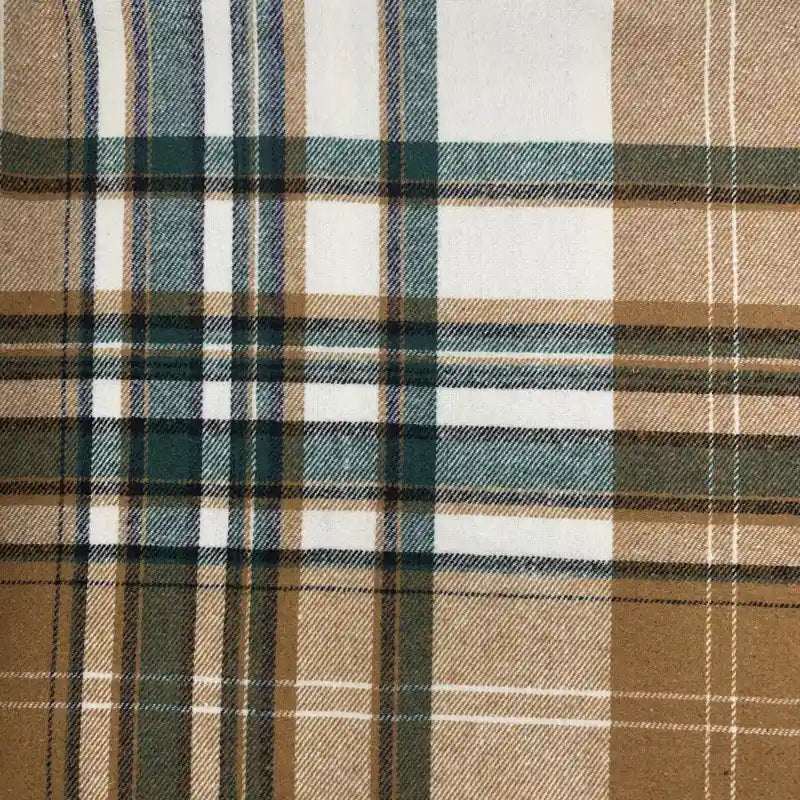 Gros plan sur le tissu en flanelle à carreaux pour l'automne de Longon Craft France, un mélange de polyester et de coton vendu au mètre. Avec ses carreaux classiques en beige, vert et blanc, ce tissu doux est idéal pour les peignoirs, les chemises et la couture d'hiver.