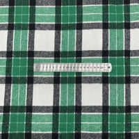 Une règle métallique de 20 cm est posée sur le tissu écossais en polyester-coton vert, noir et blanc de Longon Craft France, vendu au mètre et idéal pour les tenues d'automne, les robes, les chemises ou les projets de couture.