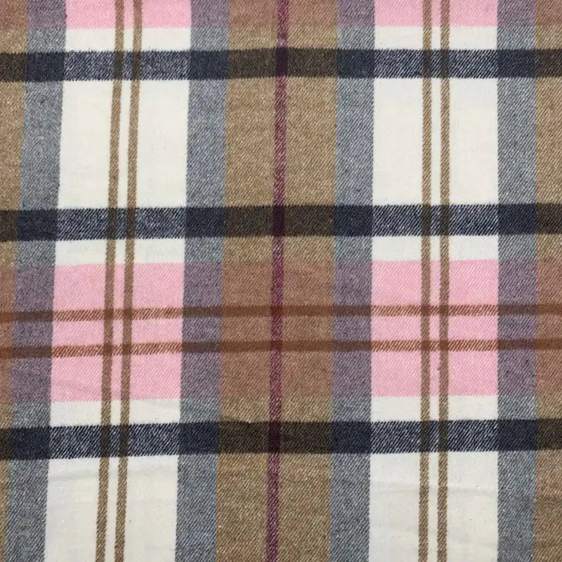 Découvrez le tissu en flanelle à carreaux par Longon Craft France : mélange polyester-coton doux et confortable, idéal pour robes, chemises et projets de couture automne/hiver. Vendu au mètre, parfait pour des créations chaleureuses.