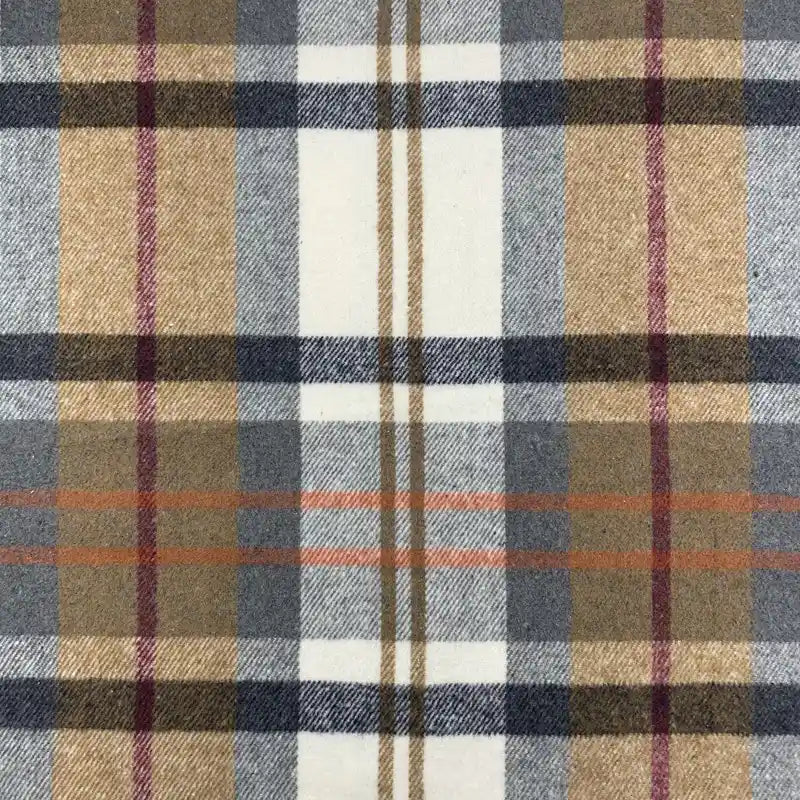 Gros plan sur le Tissu en flanelle à carreaux pour l'automne au mètre de Longon Craft France, un tissu polyester-coton doux et confortable dans des tons beige, brun, noir, blanc, gris et rouge-idéal pour robes et chemises d'hiver.