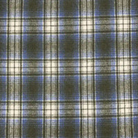 Gros plan sur le tissu en flanelle à carreaux Longon Craft France : polyester-coton, motifs blancs, noirs, verts et bleus croisés façon tartan. Idéal pour robes, chemises et couture d'automne ou vêtements d'hiver. Vendu au mètre.