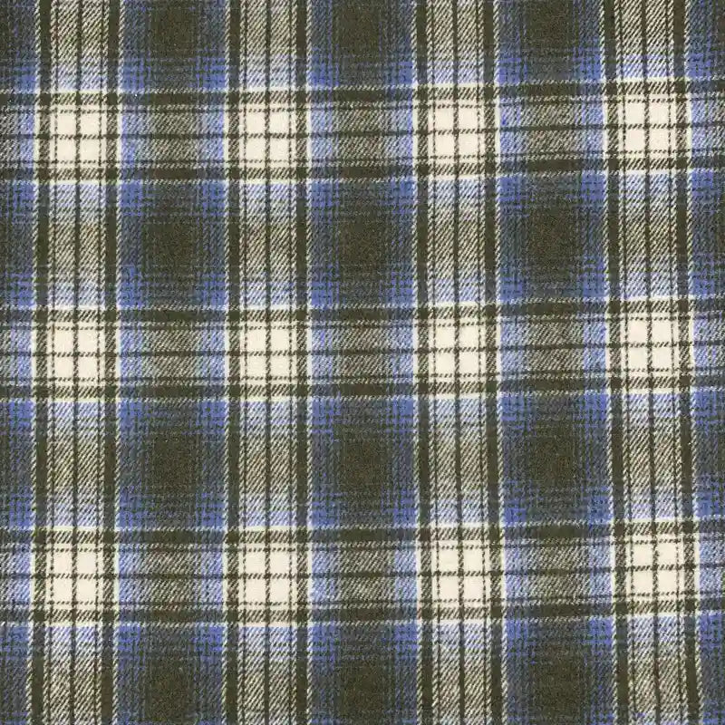 Gros plan sur le tissu en flanelle à carreaux Longon Craft France : polyester-coton, motifs blancs, noirs, verts et bleus croisés façon tartan. Idéal pour robes, chemises et couture d'automne ou vêtements d'hiver. Vendu au mètre.