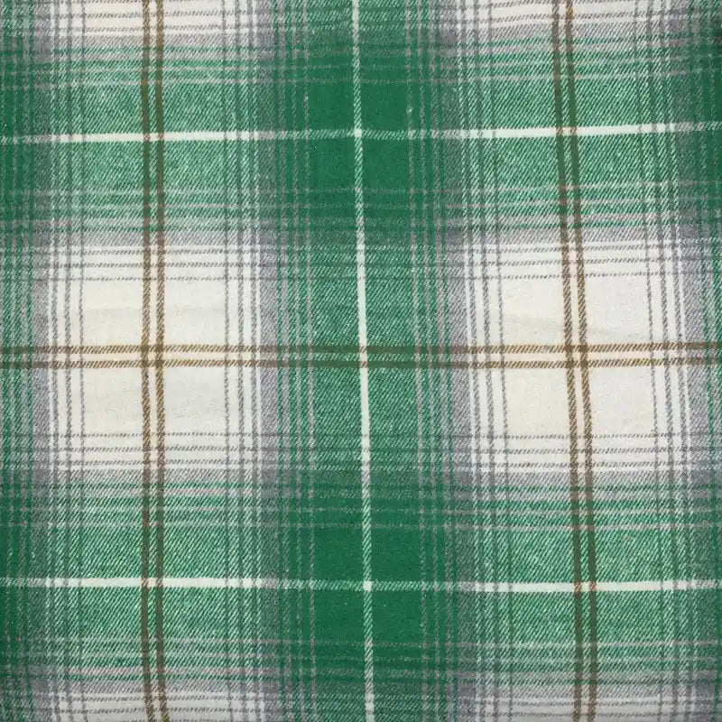 Découvrez le Tissu en flanelle à carreaux pour l'automne au mètre de Longon Craft France, un tissu polyester-coton confortable à motif vert, blanc et beige, idéal pour robes, chemises et projets couture d'automne ou d'hiver.