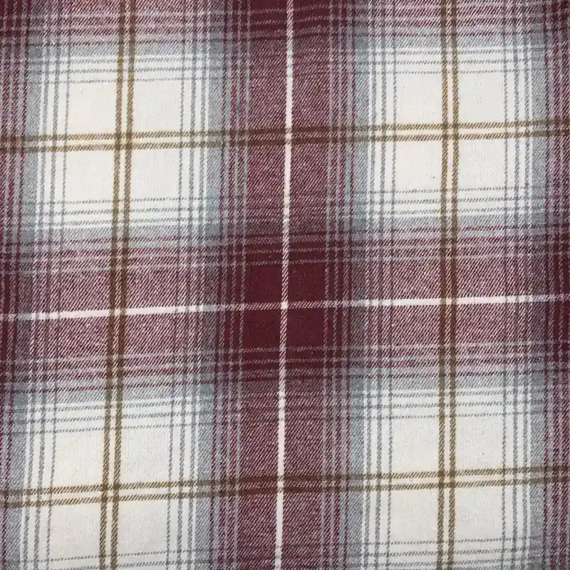 Découvrez le tissu en flanelle à carreaux pour l'automne de Longon Craft France : un mélange polyester-coton confortable, motif symétrique bordeaux, marron, gris et blanc, idéal au mètre pour robes, chemises et projets de couture d'hiver.