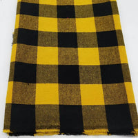 Le "Tissu flanelle à carreaux au mètre" de Longon Craft France est présenté à plat, révélant son motif à carreaux coloré et douillet en polyester-coton, avec des bords bruts visibles en bas.