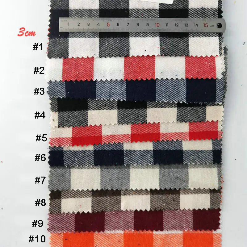 Dix échantillons de tissu flanelle à carreaux Longon Craft France, colorés et doux, sont alignés près d'une règle de 3 cm-parfaits pour projets de couture ou textile d'ameublement pendant les fêtes.
