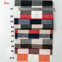 Dix échantillons disposés verticalement présentent des motifs à carreaux de différentes couleurs du Tissu flanelle à carreaux au mètre de Longon Craft France, une flanelle douce en polyester-coton. Une règle et une étiquette "5 cm" permettent de comparer ces échantillons de textiles festifs.