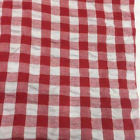 Le tissu seersucker à carreaux au mètre de Longan Craft France présente un motif classique vichy rouge et blanc, léger, idéal pour les vêtements d'été.