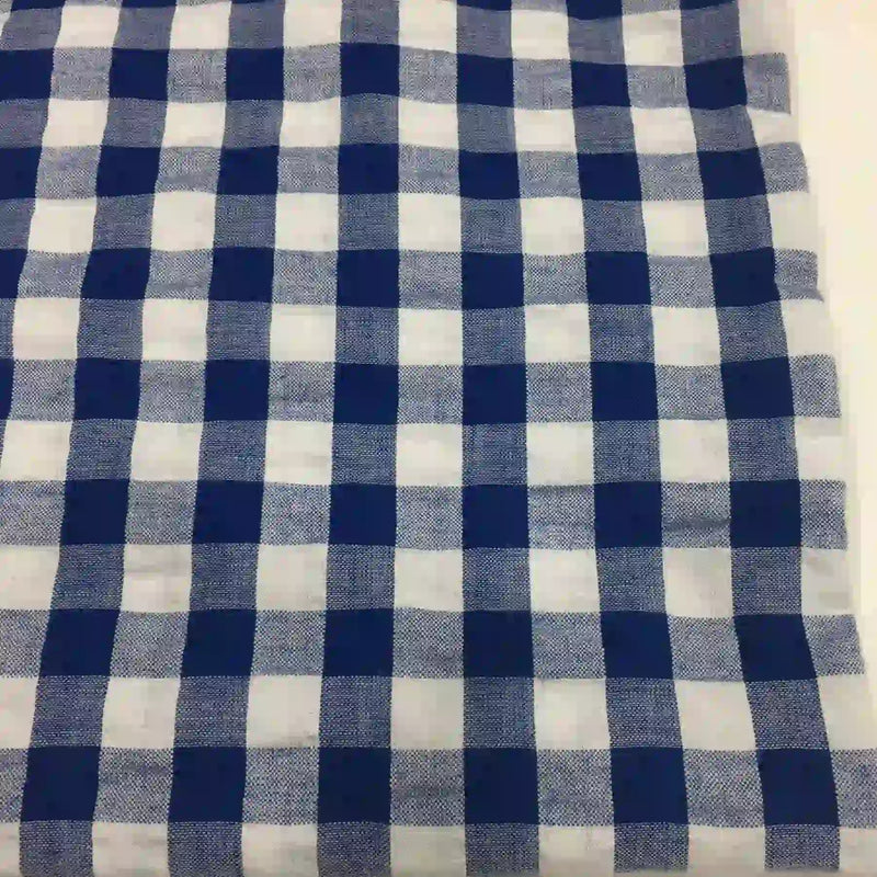 Le Tissu seersucker à carreaux au mètre de Longan Craft France est un tissu léger à motif vichy bleu et blanc, idéal pour vêtements d'été, avec une texture gaufrée visible et des carreaux réguliers.