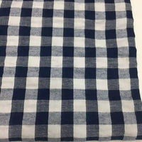 Le Tissu seersucker à carreaux au mètre de Longan Craft France présente un motif à carreaux de Vichy en bleu marine et blanc, réalisé à partir d'un mélange confortable de polyester et de coton, idéal pour les chemises légères et respirantes ou les robes d'été.