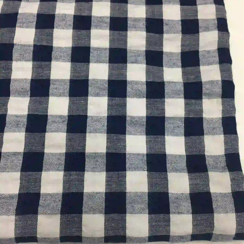 Le Tissu seersucker à carreaux au mètre de Longan Craft France présente un motif à carreaux de Vichy en bleu marine et blanc, réalisé à partir d'un mélange confortable de polyester et de coton, idéal pour les chemises légères et respirantes ou les robes d'été.