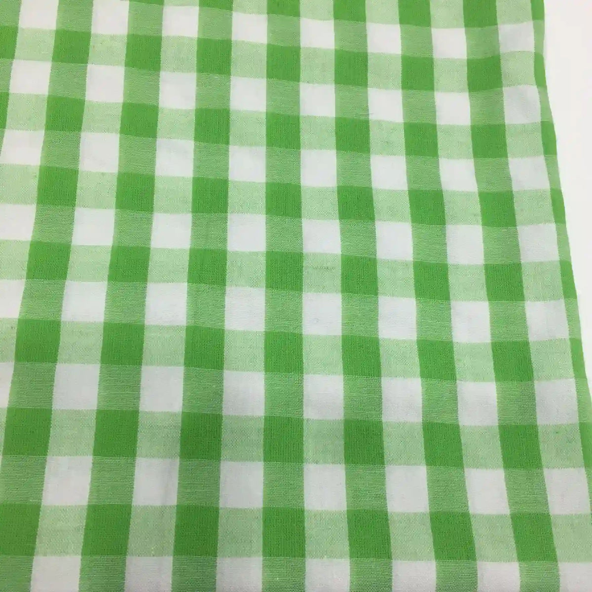 Tissu seersucker à carreaux au mètre de Longan Craft France, avec motif vichy vert et blanc. Léger et lisse, idéal pour vêtements d'été grâce à ses carreaux réguliers. Fabriqué en polyester coton, vendu au mètre.