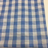 Le Tissu seersucker à carreaux au mètre de Longan Craft France est un tissu vichy bleu et blanc en mélange polyester-coton, idéal pour les vêtements d'été grâce à sa légèreté et son design classique.