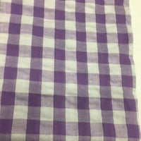Le tissu seersucker à carreaux au mètre de Longan Craft France, présenté en violet et blanc à motif vichy, offre une texture légère et légèrement gaufrée, idéale pour des vêtements d'été confortables.